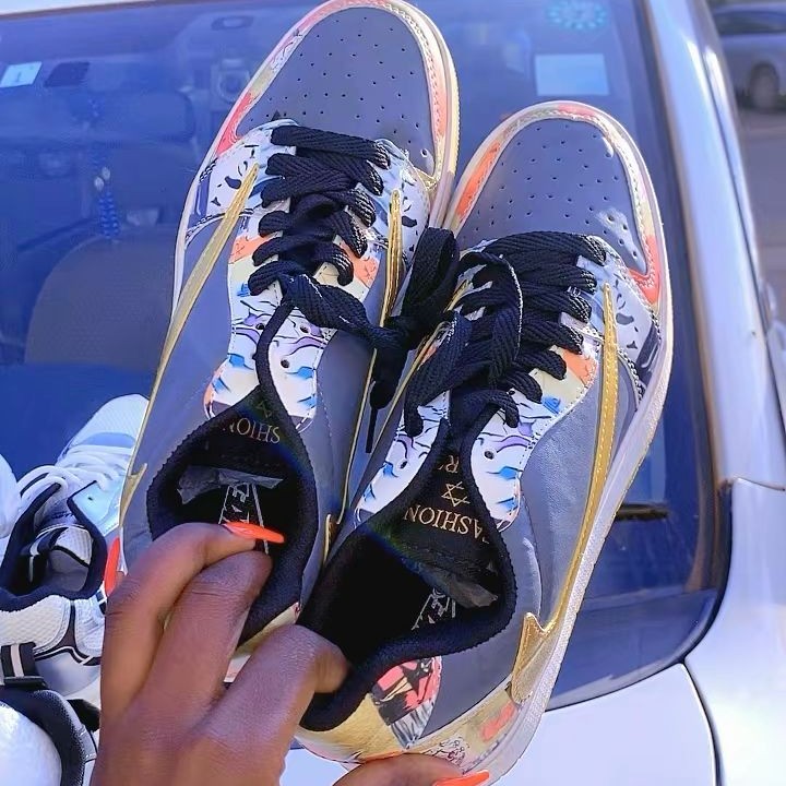 secondhand sneakers