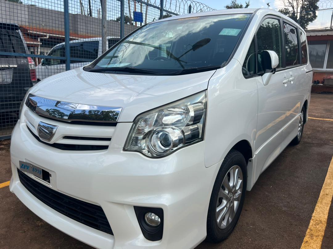 Toyota Noah Si 2012 -  2013