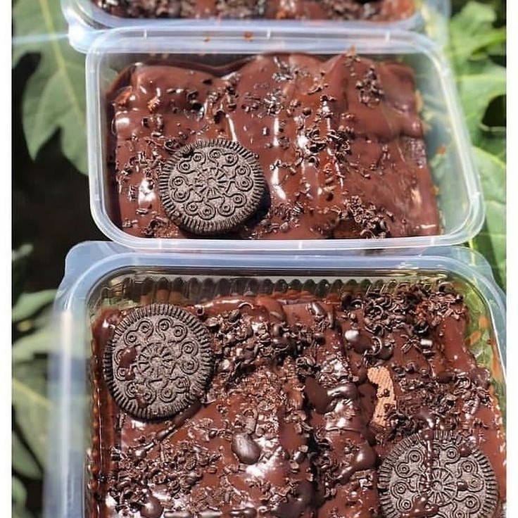 glazed cakes slices
