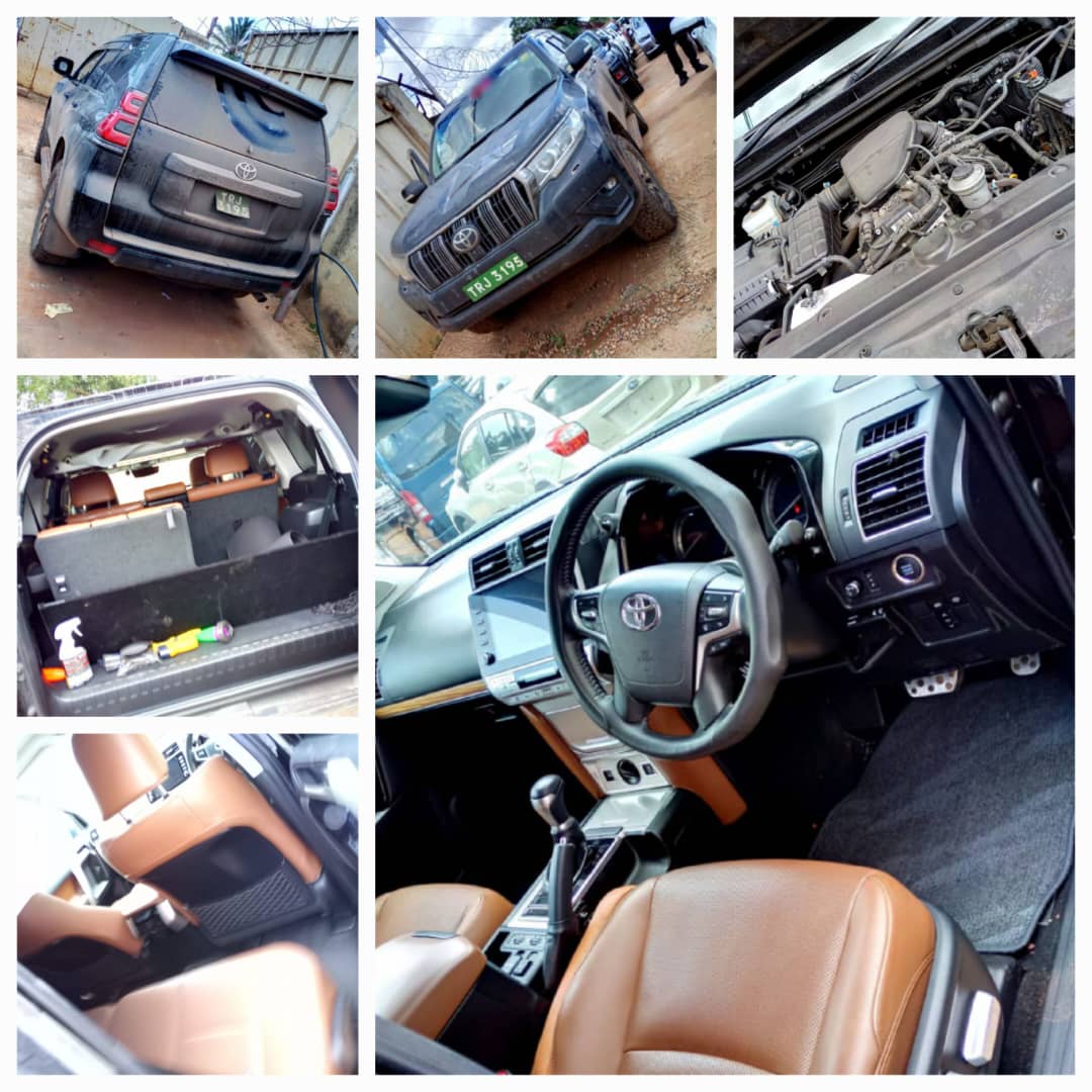 Toyota Land cruiser Prado 2022modle black color leather seats 2.7ccVVTi engine tunker capacity 87Litters with 4-wheeler